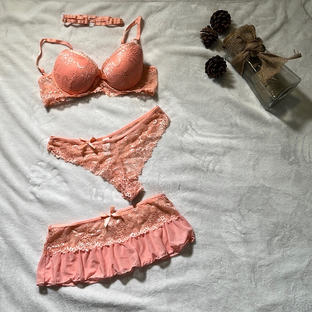 New without tags peach lingerie set with choker